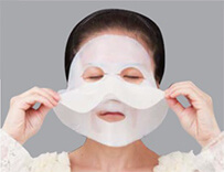 ステップ２：マスクの保護シートをはがし、顔全体に密着させます。